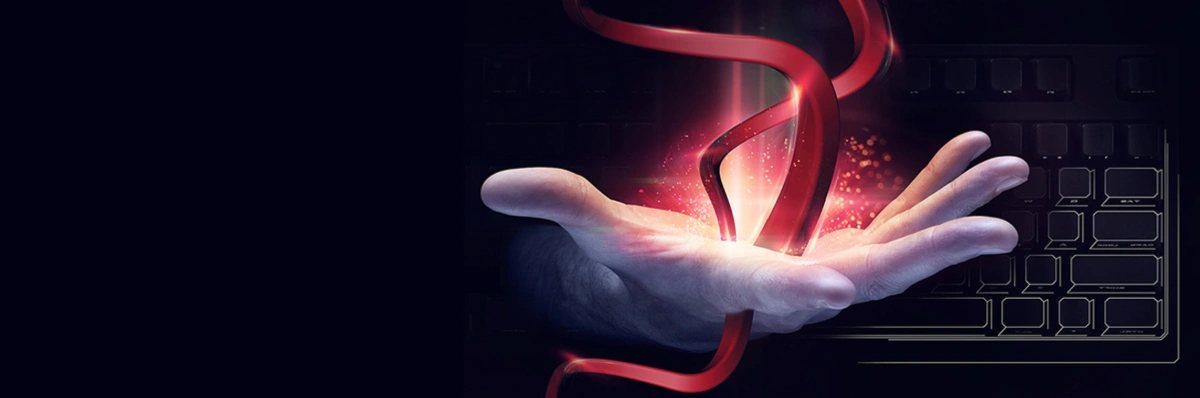 Offene Hand mit leuchtendem Flow-Band über einer Tastatur — Sinnbild für Digitalisierung aus einer Hand
